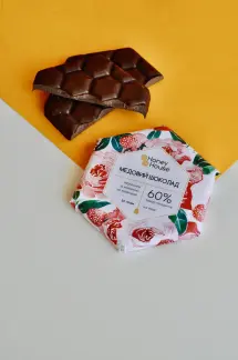 Медовий молочний шоколад із малиною та трояндою-harvy.market